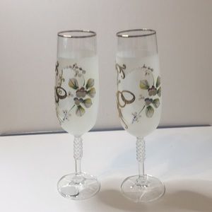 Uniquely beautiful wedding glasses